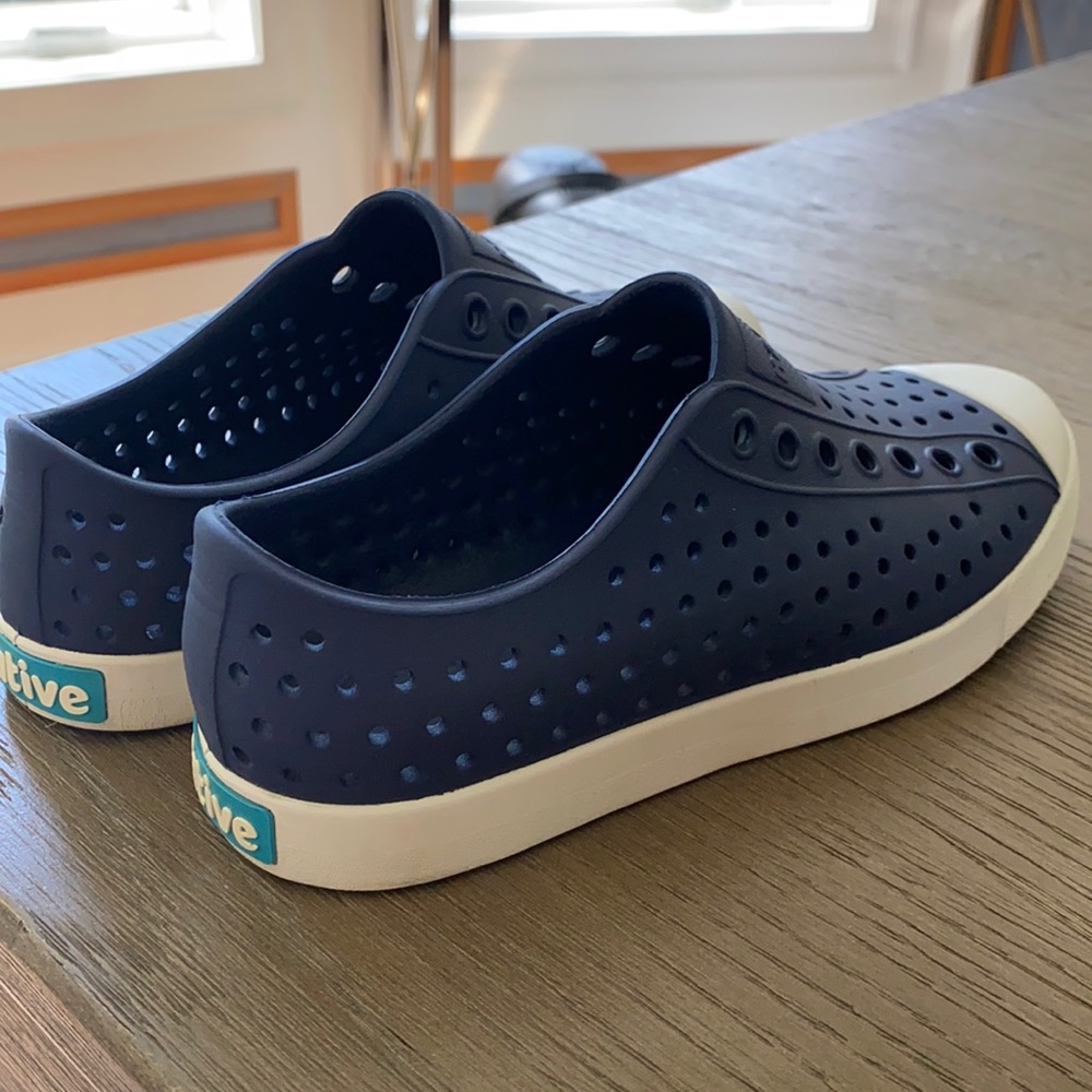 Native shoes Navy women 5 men 3